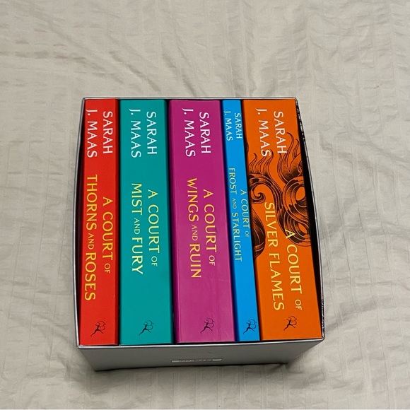 A Court of Thorns and Roses Paperback Box Set - Picture 3 of 3